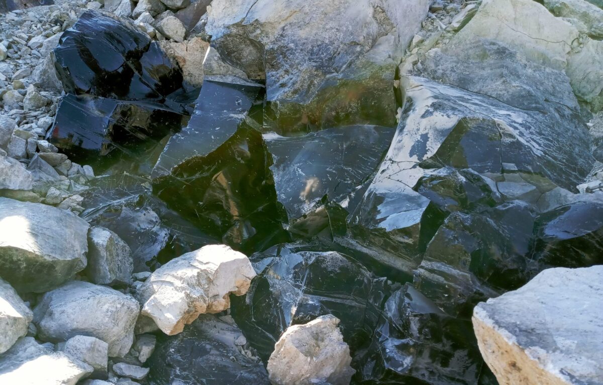 phot of obsidian in Oregon