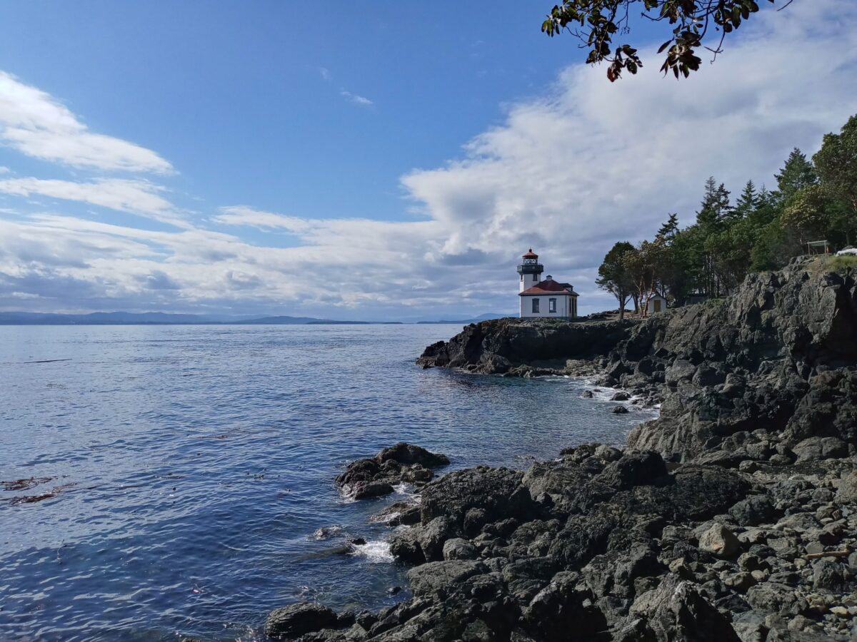 Photo of lighthouse and ocean